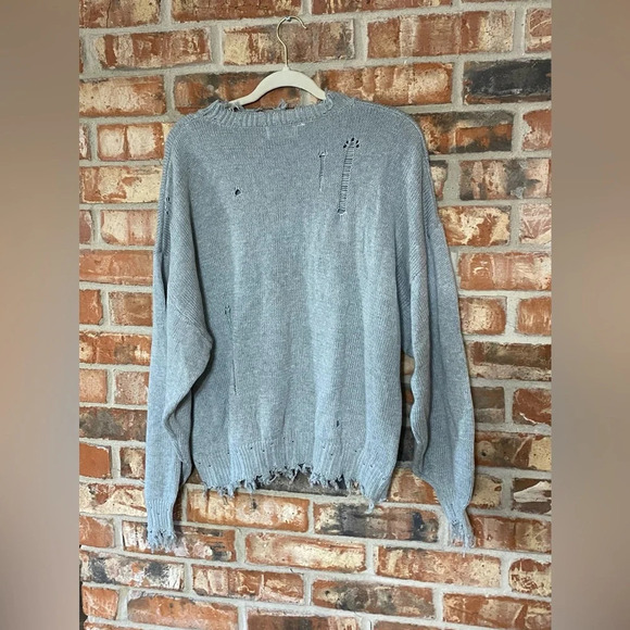 The post Victoria distressed sweater - Picture 3 of 10
